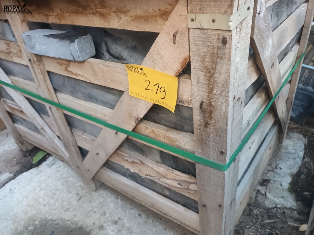 Houten kist met klinkers in blauwsteen – foto 3 – kavel bij BOPA Auctions, Poperinge