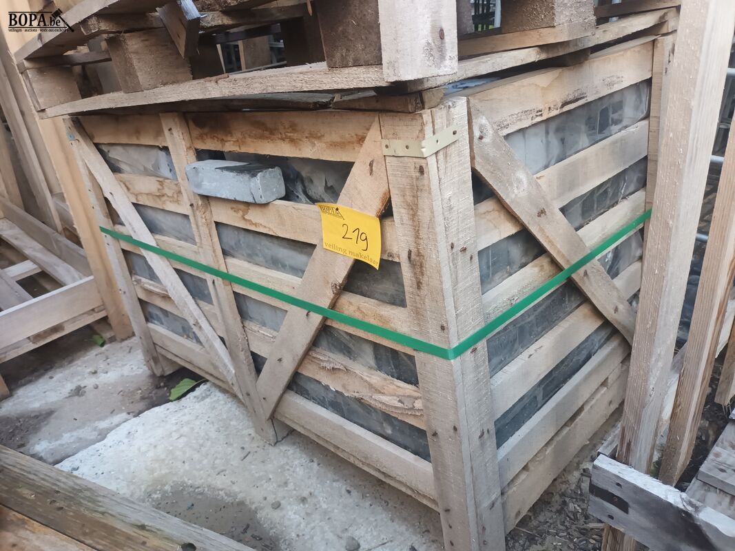 Houten kist met klinkers in blauwsteen – foto 2 – kavel bij BOPA Auctions, Poperinge