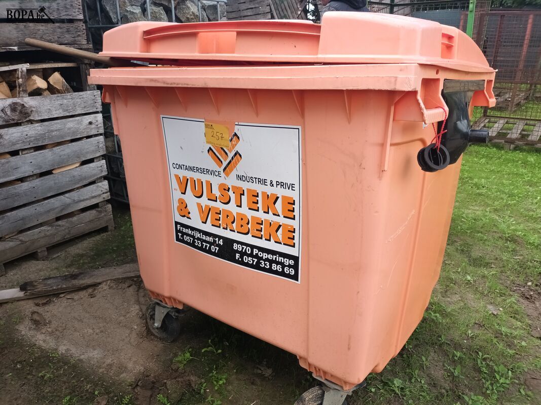 Zalmroze afvalcontainer op wielen – foto 2 – kavel bij BOPA Auctions, Poperinge