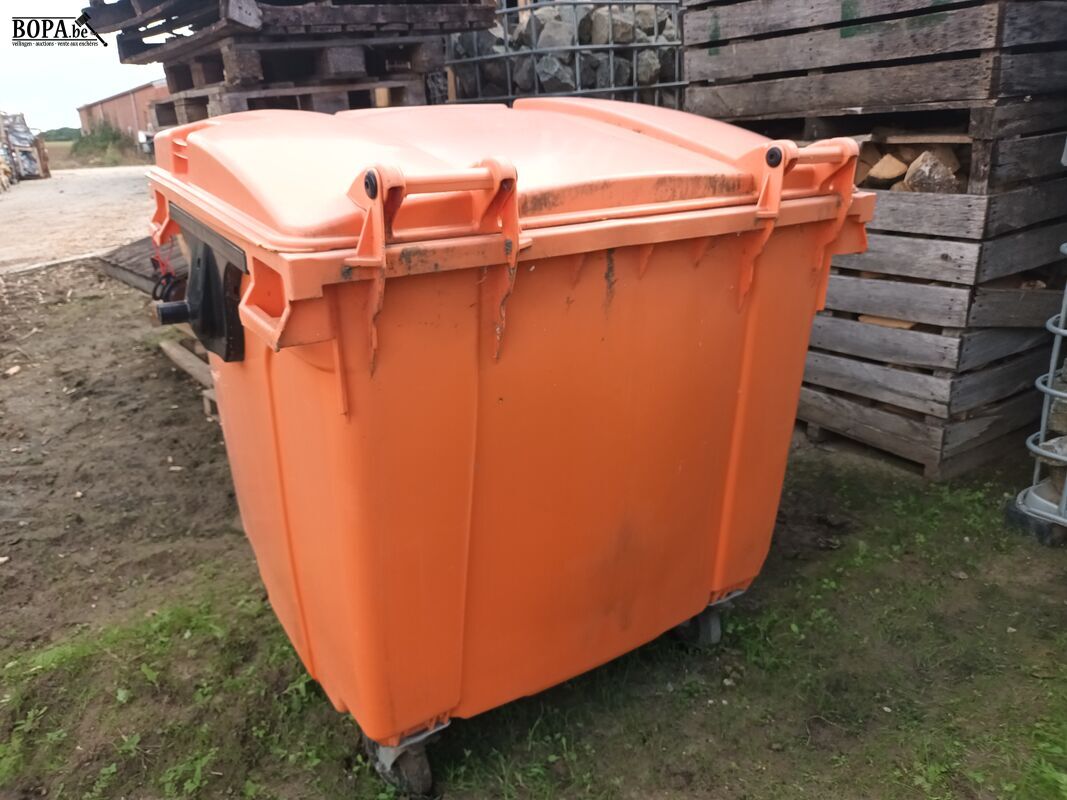Zalmroze afvalcontainer op wielen – foto 4 – kavel bij BOPA Auctions, Poperinge