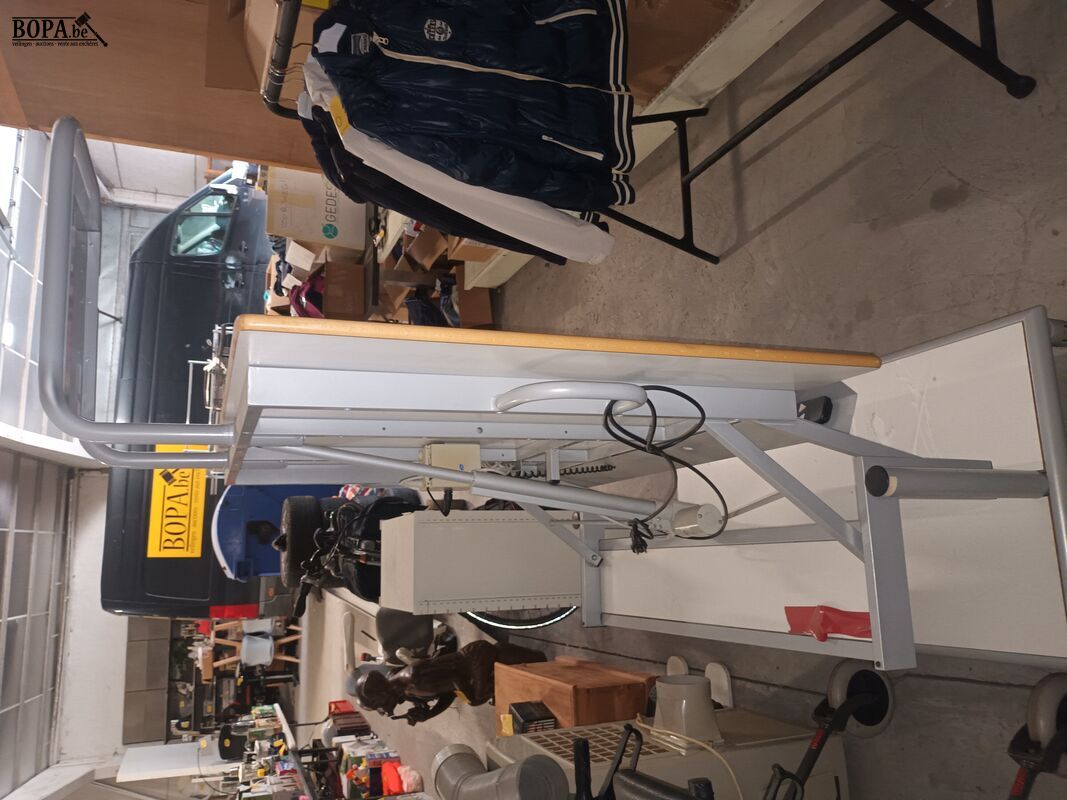 Mobiel whiteboard met projectorstatief – foto 4 – kavel bij BOPA Auctions, Ieper