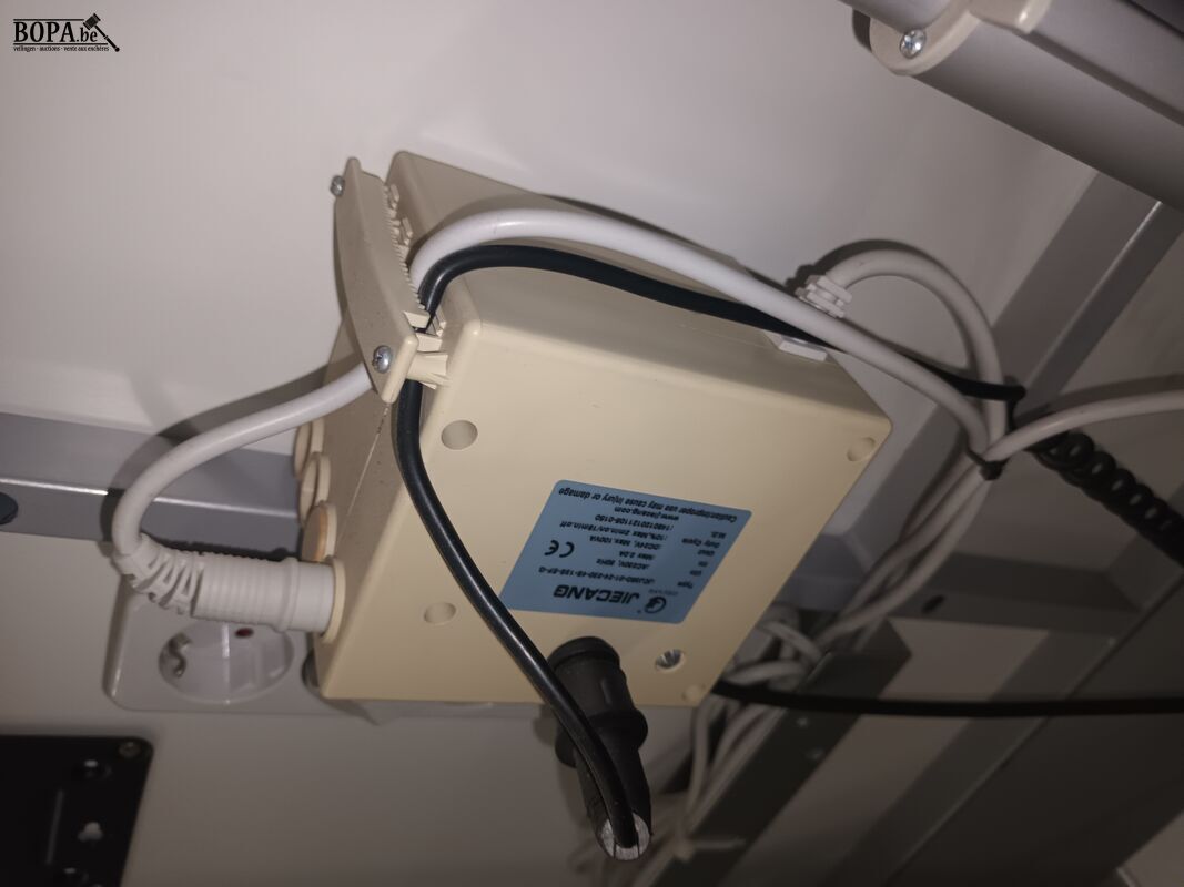 Mobiel whiteboard met projectorstatief – foto 6 – kavel bij BOPA Auctions, Ieper