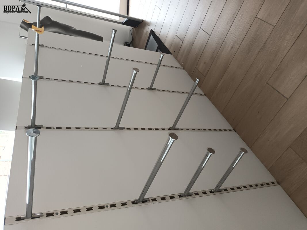 Insteek kledinghangers. 11 stuks – foto 3 – kavel bij BOPA Auctions, Wervik