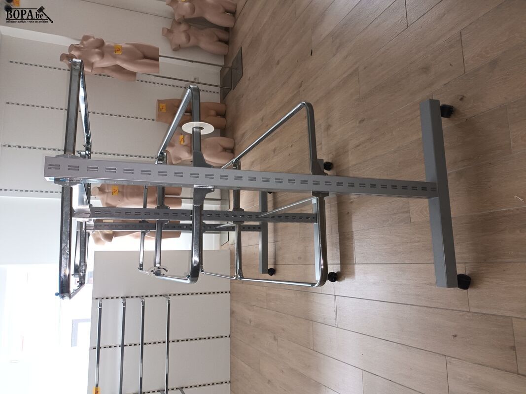 Dubbelzijdig kledingrek op wielen – foto 4 – kavel bij BOPA Auctions, Wervik