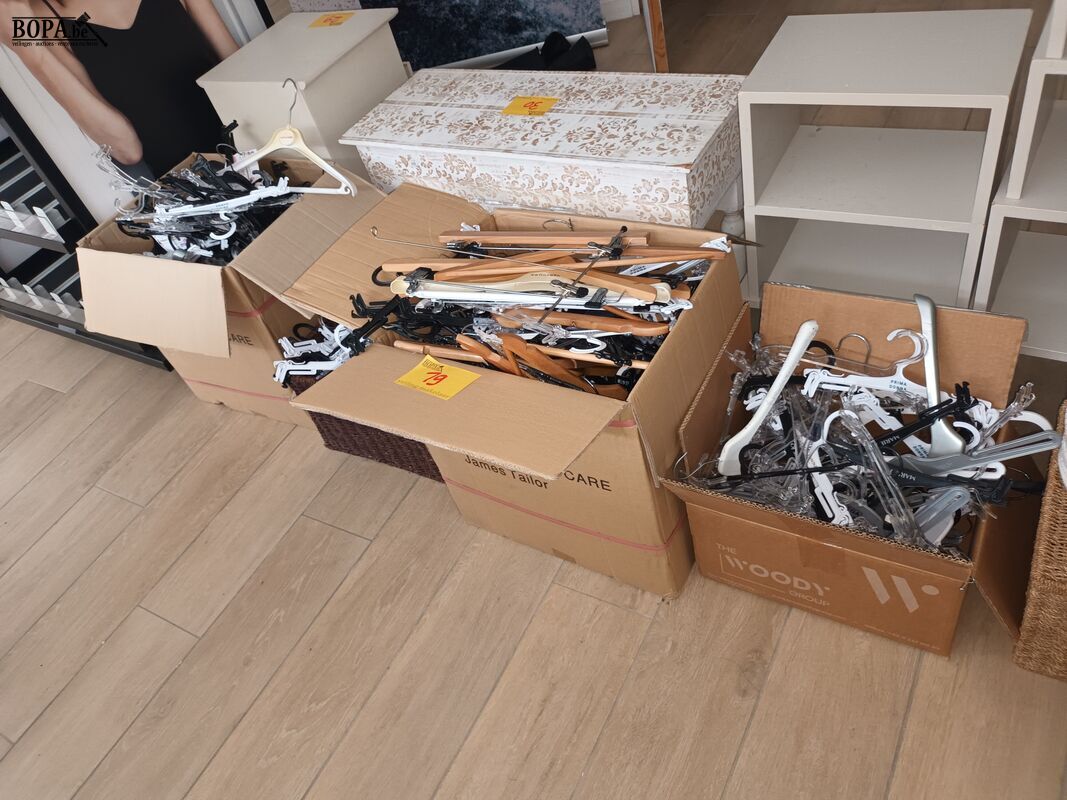 Lot kledinghangers – foto 2 – kavel bij BOPA Auctions, Wervik