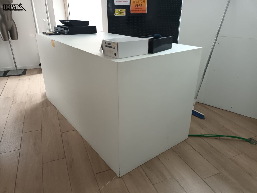 Witte winkeltoonbank – foto 3 – kavel bij BOPA Auctions, Wervik