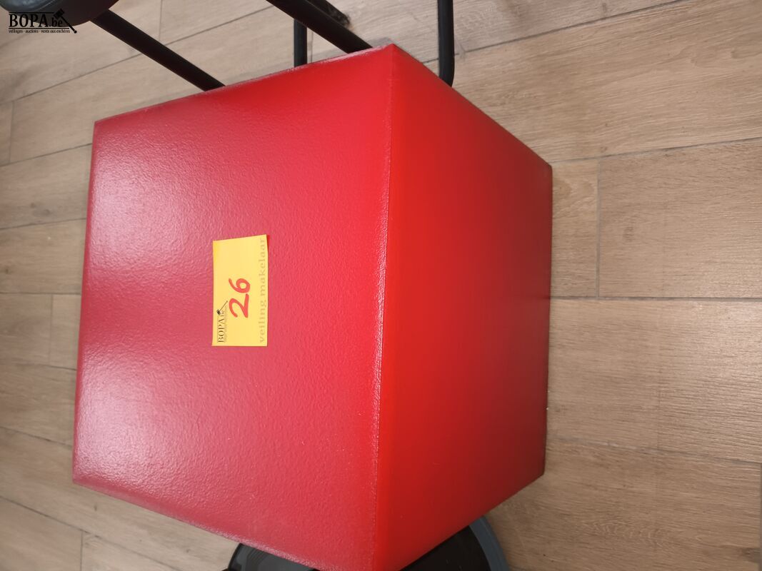 Rode kubus poef – foto 4 – kavel bij BOPA Auctions, Wervik