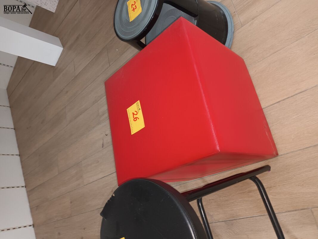 Rode kubus poef – foto 3 – kavel bij BOPA Auctions, Wervik
