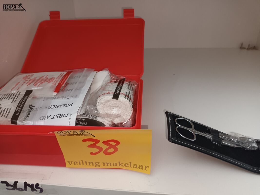 EHBO en manicure setjes – foto 2 – kavel bij BOPA Auctions, Wervik