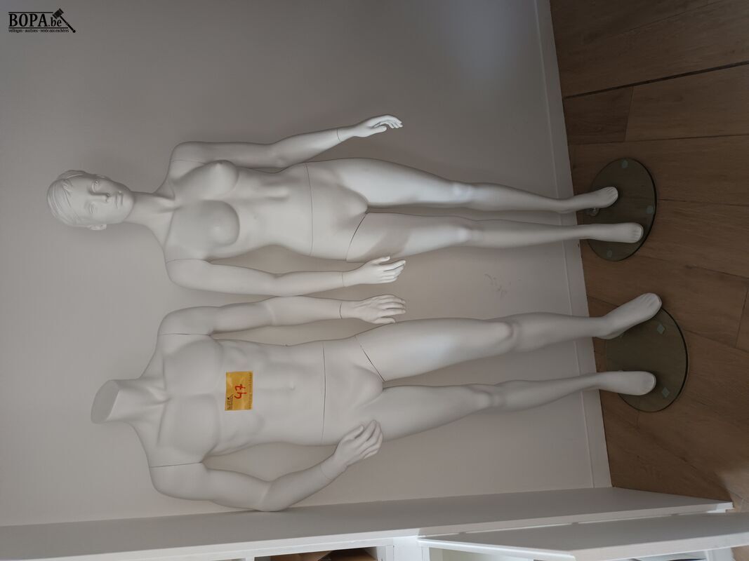 Witte paspop op glazen voet. 2 stuks – foto 2 – kavel bij BOPA Auctions, Wervik