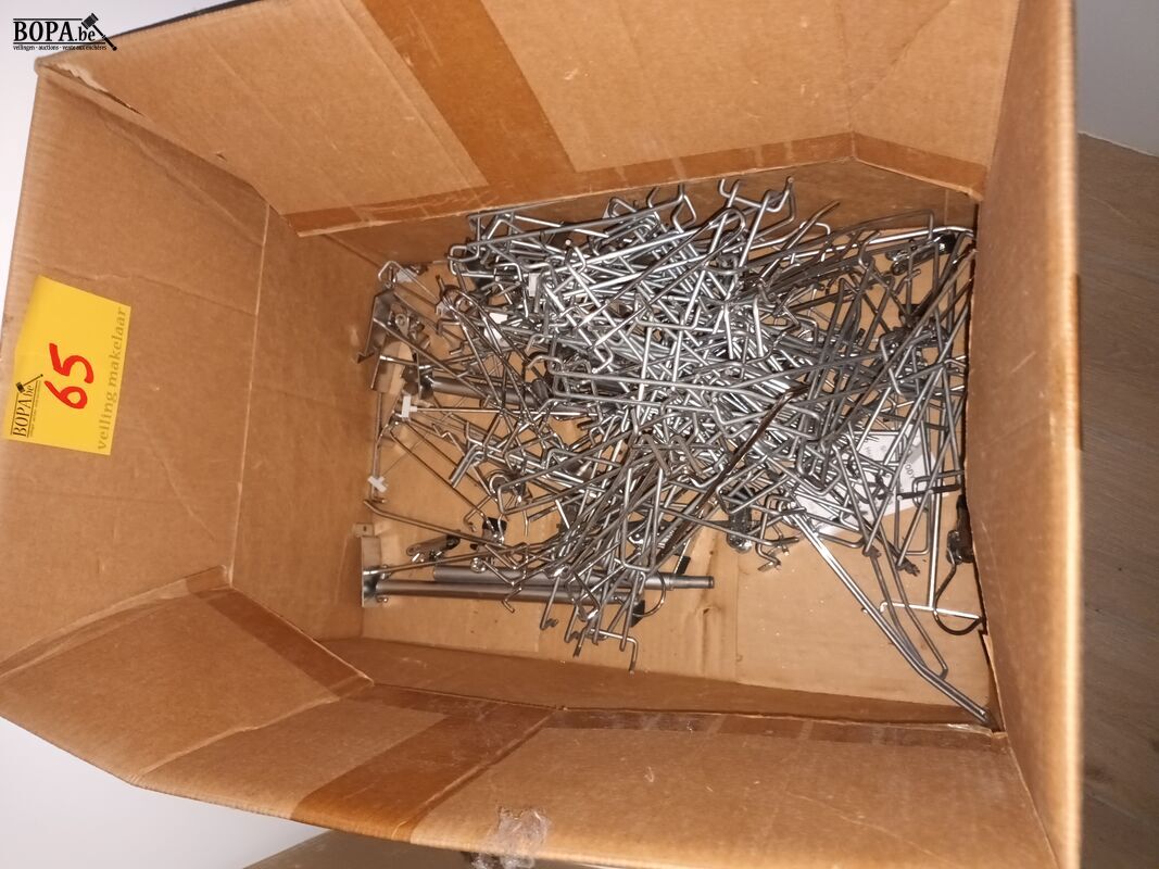 Insteek haken voor rekken. 1 doos – foto 2 – kavel bij BOPA Auctions, Wervik