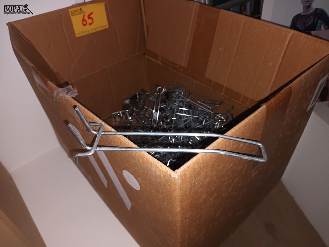 Insteek haken voor rekken. 1 doos – foto 3 – kavel bij BOPA Auctions, Wervik