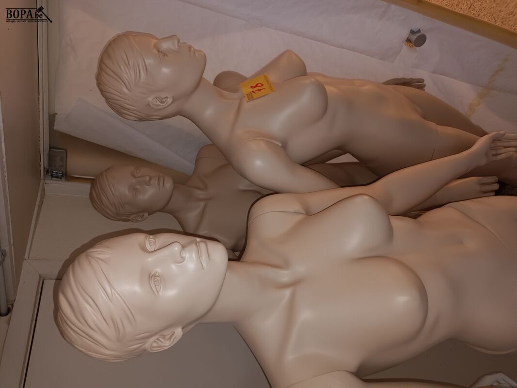 Paspop op glazen voet. 3 stuks – foto 4 – kavel bij BOPA Auctions, Wervik