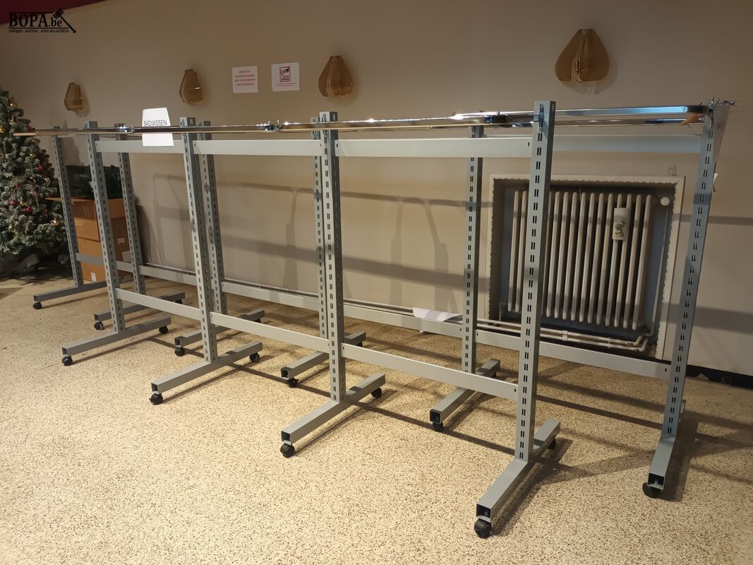 Kledingrek op wielen. 2 stuks – foto 2 – kavel bij BOPA Auctions, Wervik