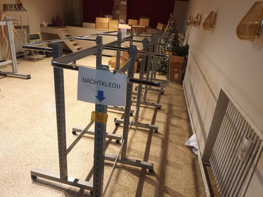Kledingrek op wielen. 2 stuks – foto 3 – kavel bij BOPA Auctions, Wervik