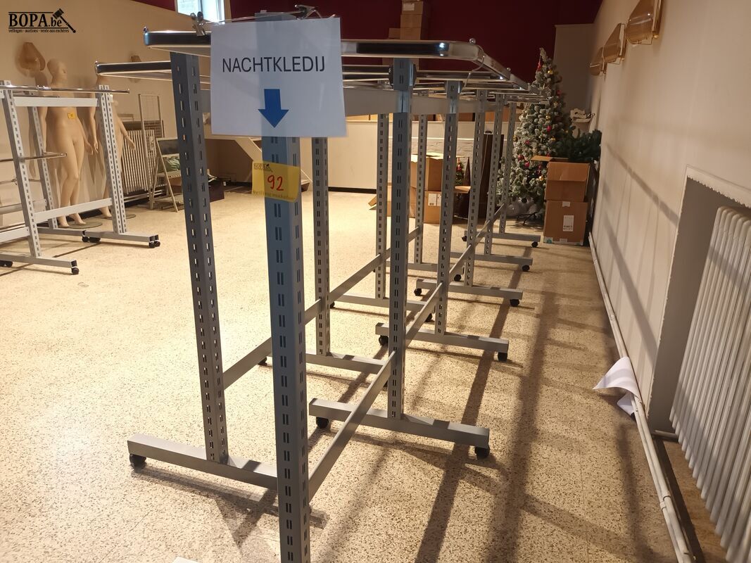 Kledingrek op wielen. 2 stuks – foto 4 – kavel bij BOPA Auctions, Wervik