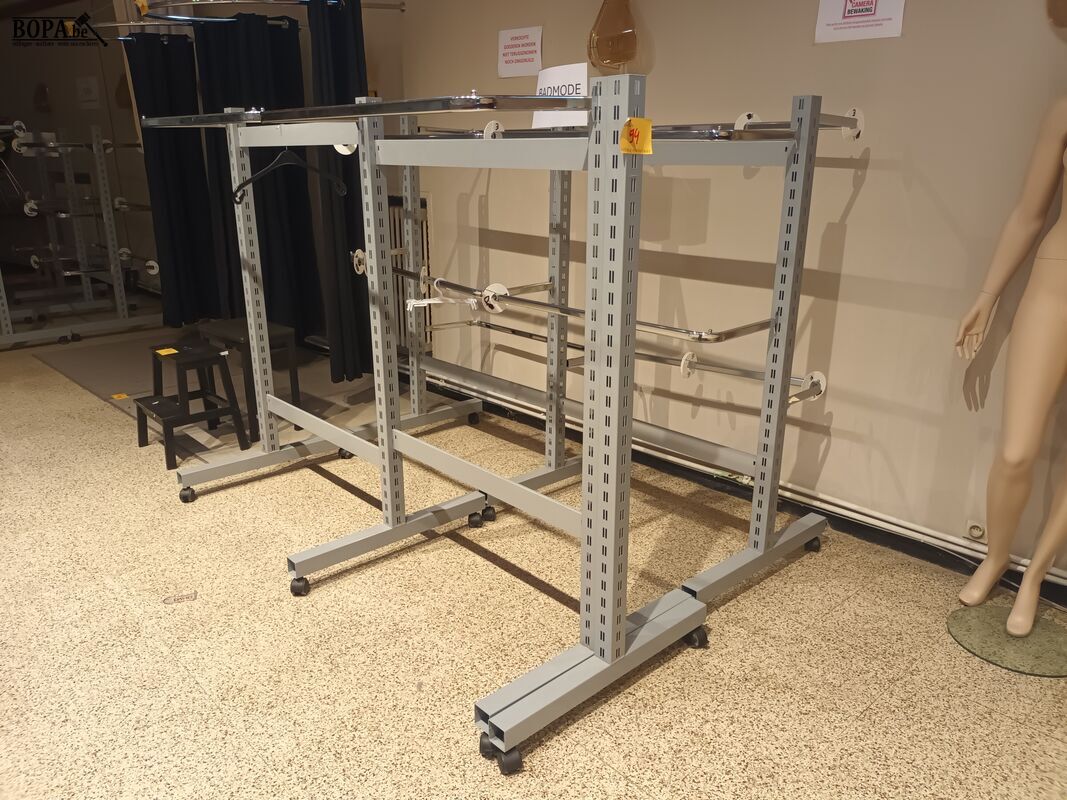 Kledingrek op wielen. 2 stuks – foto 2 – kavel bij BOPA Auctions, Wervik