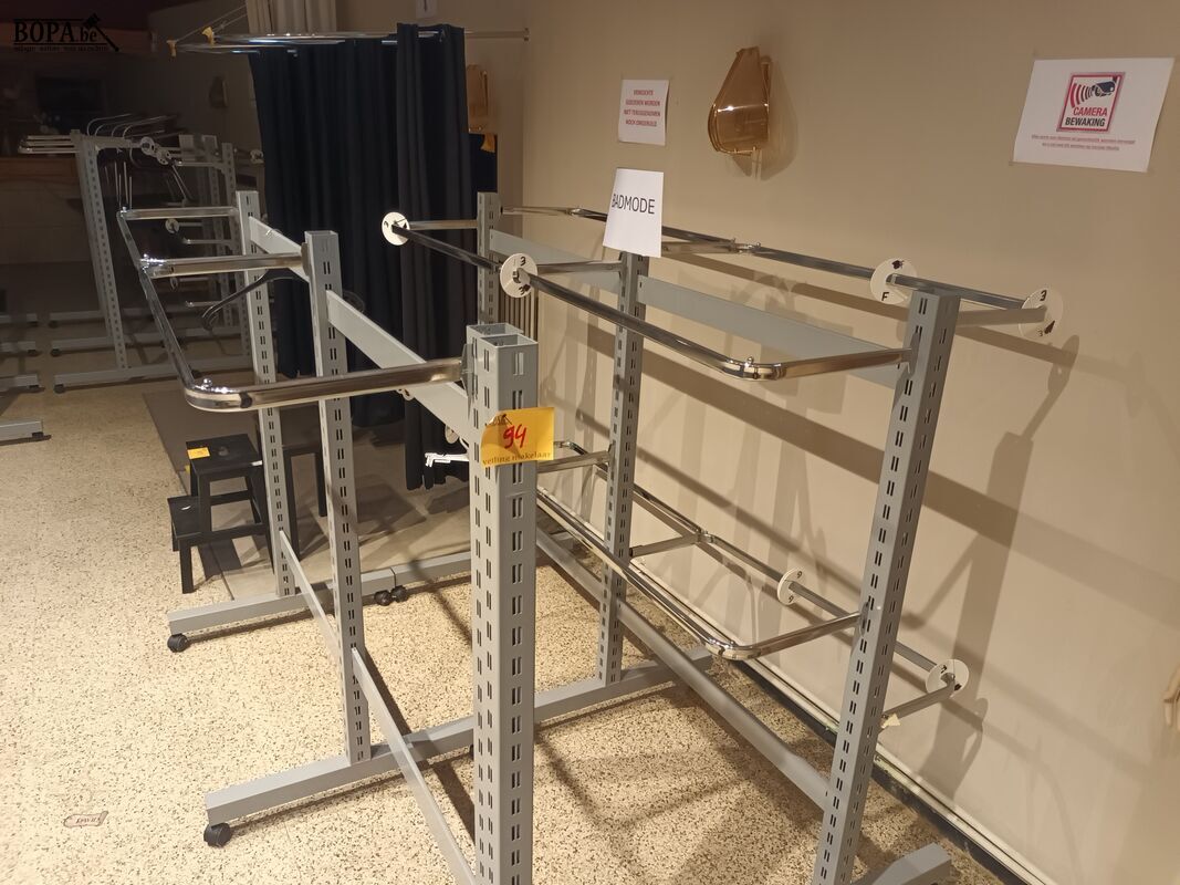 Kledingrek op wielen. 2 stuks – foto 4 – kavel bij BOPA Auctions, Wervik