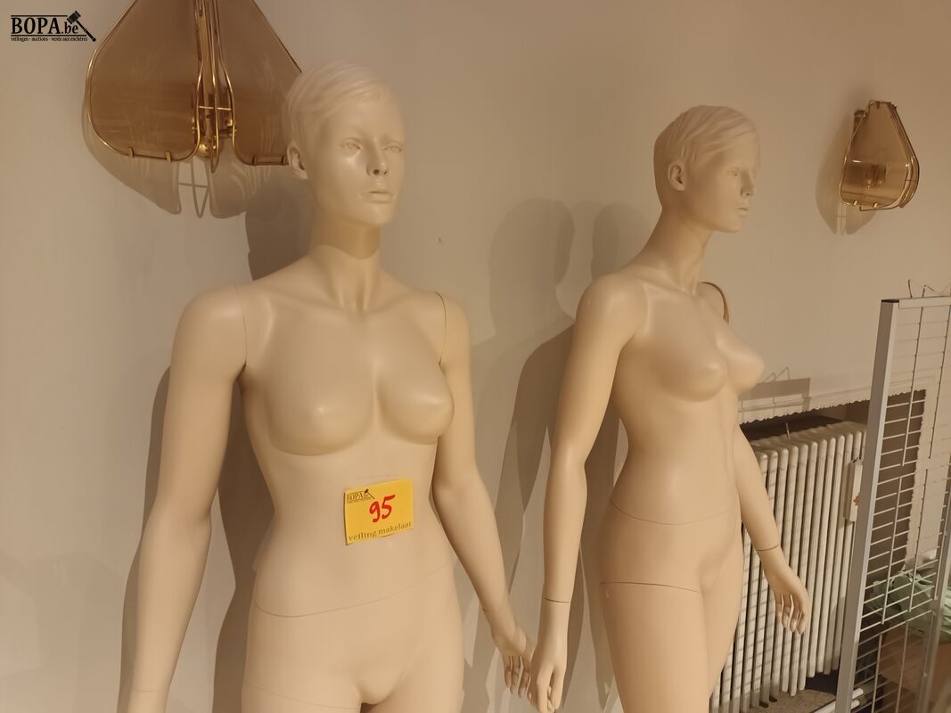 Paspop op glazen voet. 2 stuks – foto 4 – kavel bij BOPA Auctions, Wervik