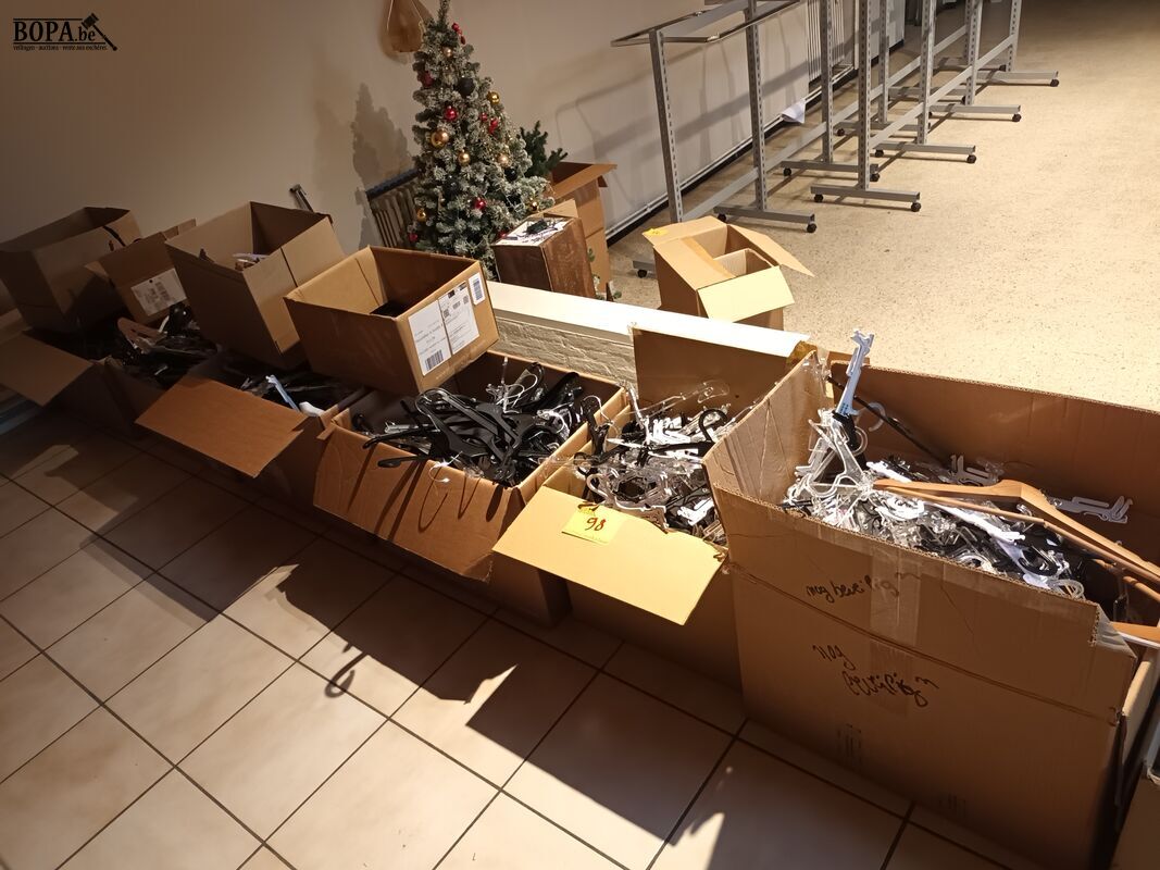 Groot lot kleerhangers. 10 dozen – foto 2 – kavel bij BOPA Auctions, Wervik