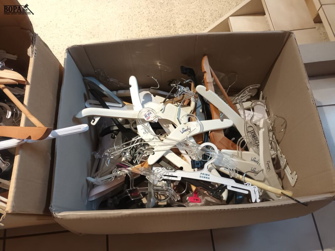 Groot lot kleerhangers. 10 dozen – foto 3 – kavel bij BOPA Auctions, Wervik