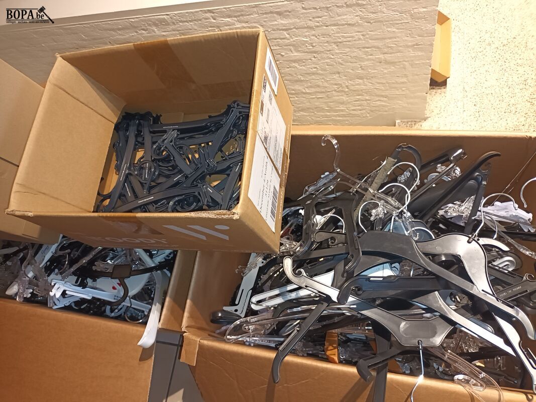 Groot lot kleerhangers. 10 dozen – foto 4 – kavel bij BOPA Auctions, Wervik