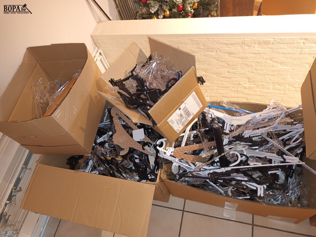 Groot lot kleerhangers. 10 dozen – foto 5 – kavel bij BOPA Auctions, Wervik