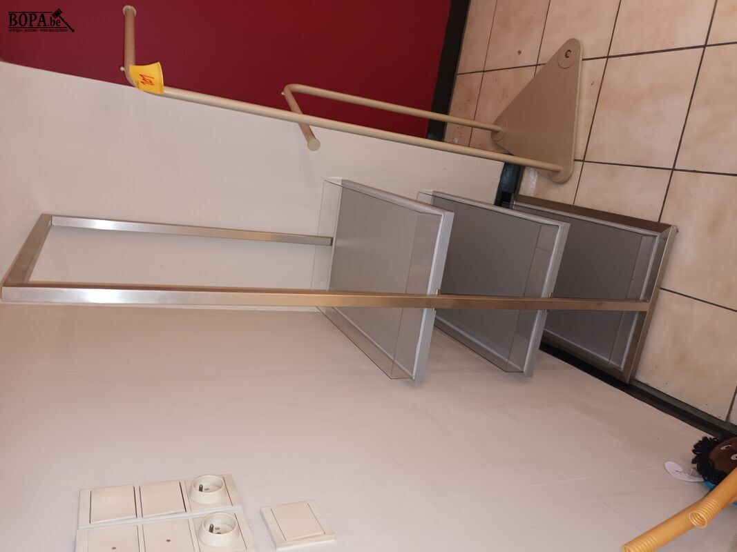 Winkel display. 2 stuks – foto 5 – kavel bij BOPA Auctions, Wervik