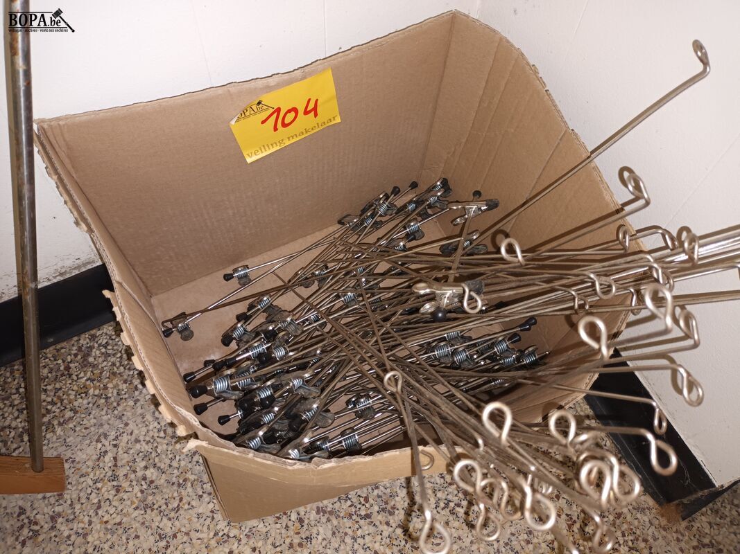 Kleerhangers – foto 2 – kavel bij BOPA Auctions, Wervik