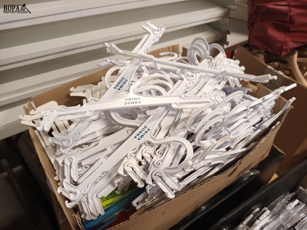 Kleerhangers voor lingerie – foto 3 – kavel bij BOPA Auctions, Ieper