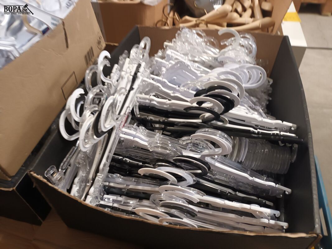 Kleerhangers voor lingerie – foto 4 – kavel bij BOPA Auctions, Ieper