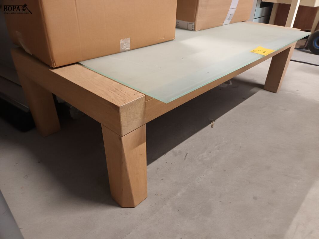 Houten salontafel en glazen tafelblad – foto 3 – kavel bij BOPA Auctions, Ieper