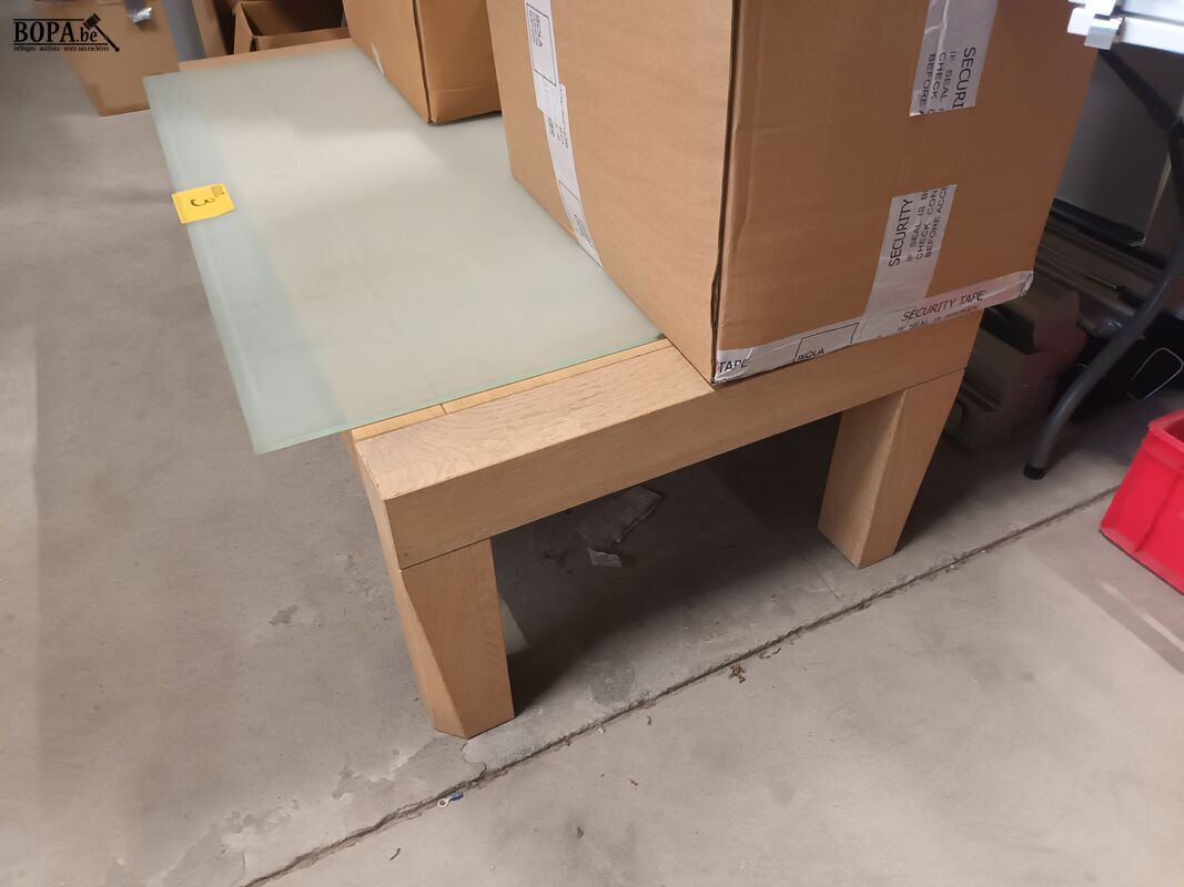 Houten salontafel en glazen tafelblad – foto 4 – kavel bij BOPA Auctions, Ieper