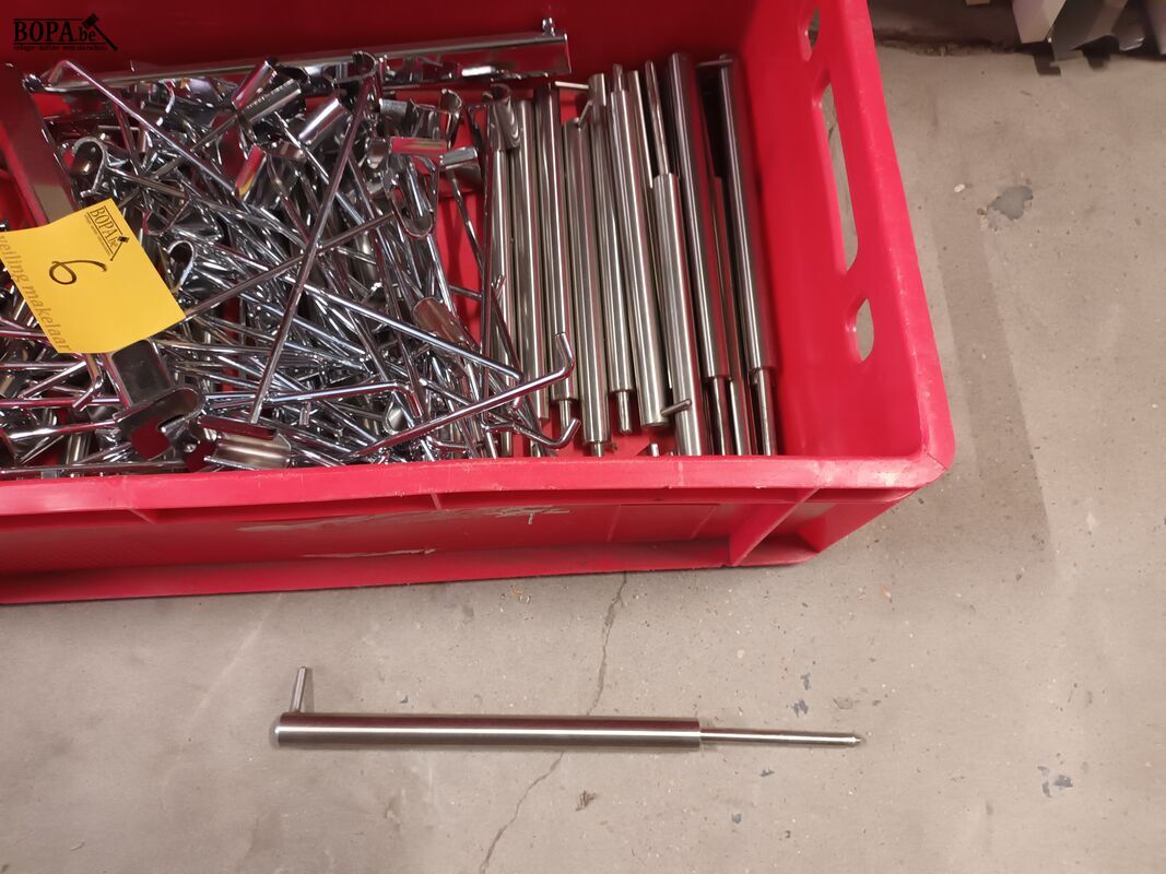 Lot kledinghangers voor winkelrek – foto 5 – kavel bij BOPA Auctions, Ieper