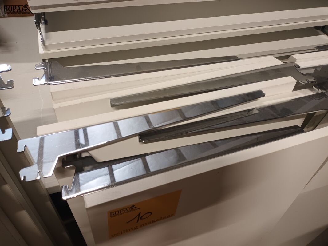 Legplanken voor winkelrek. 5 stuks – foto 4 – kavel bij BOPA Auctions, Ieper