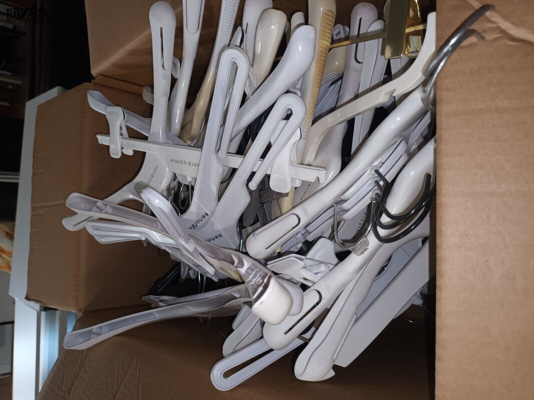 Kleerhangers. 4 dozen – foto 3 – kavel bij BOPA Auctions, Ieper