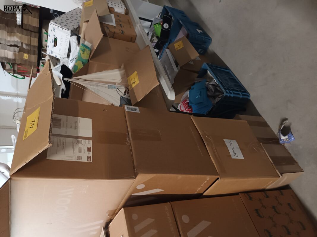 Kleerhangers. 4 dozen – foto 2 – kavel bij BOPA Auctions, Ieper
