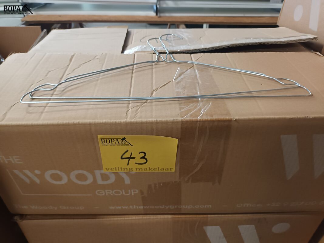 Metalen kleerhangers. 3 dozen – foto 2 – kavel bij BOPA Auctions, Ieper
