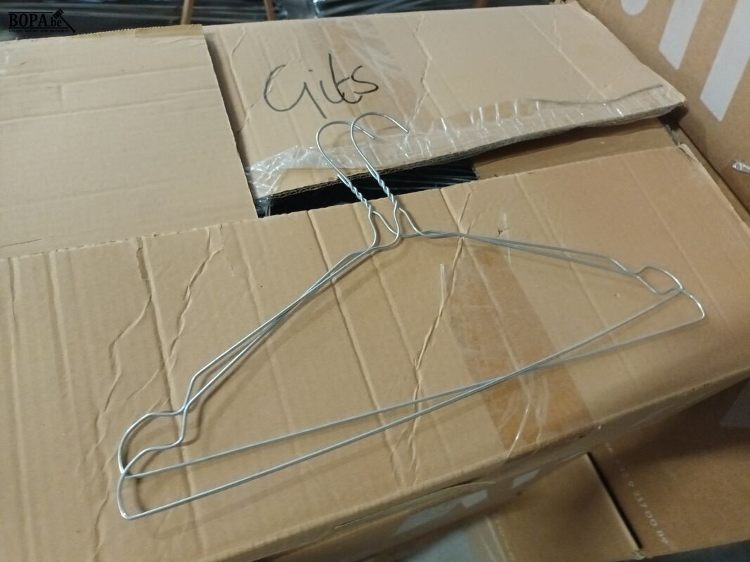 Metalen kleerhangers. 3 dozen – foto 4 – kavel bij BOPA Auctions, Ieper