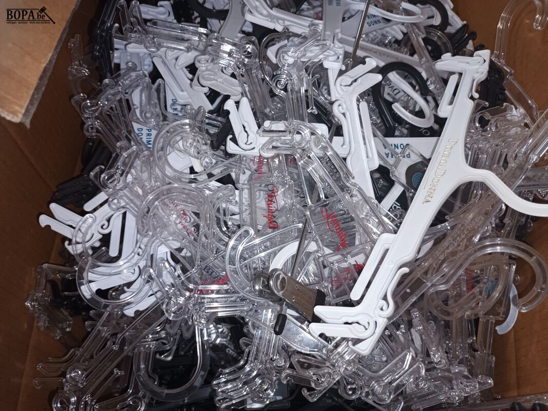 Kleerhangers voor lingerie. 2 dozen – foto 3 – kavel bij BOPA Auctions, Ieper