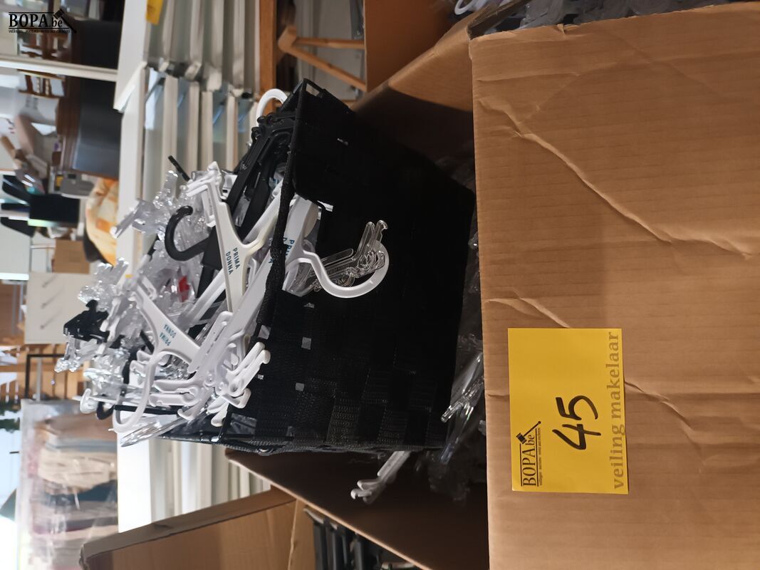 Kleerhangers voor lingerie. 3 dozen – foto 2 – kavel bij BOPA Auctions, Ieper