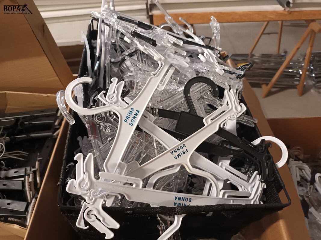 Kleerhangers voor lingerie. 3 dozen – foto 4 – kavel bij BOPA Auctions, Ieper