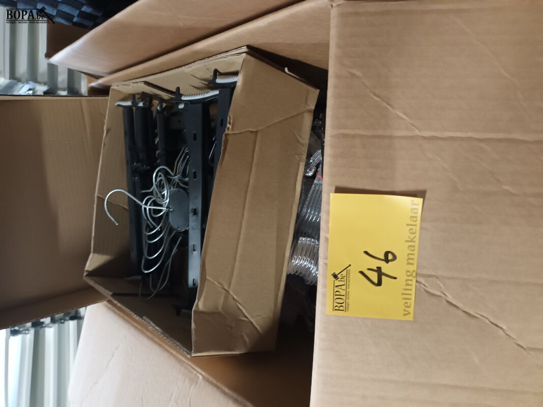 Kleerhangers voor lingerie. 3 dozen – foto 2 – kavel bij BOPA Auctions, Ieper