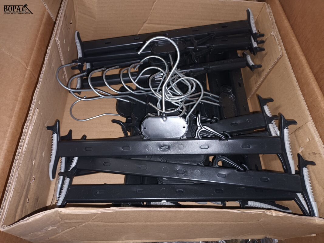 Kleerhangers voor lingerie. 3 dozen – foto 4 – kavel bij BOPA Auctions, Ieper