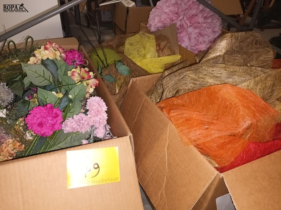 Kunstbloemen en deco stoffen. 4 dozen – foto 2 – kavel bij BOPA Auctions, Ieper