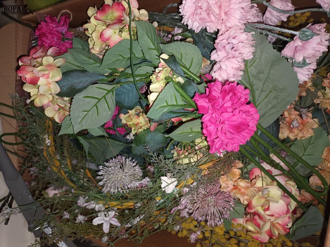 Kunstbloemen en deco stoffen. 4 dozen – foto 3 – kavel bij BOPA Auctions, Ieper