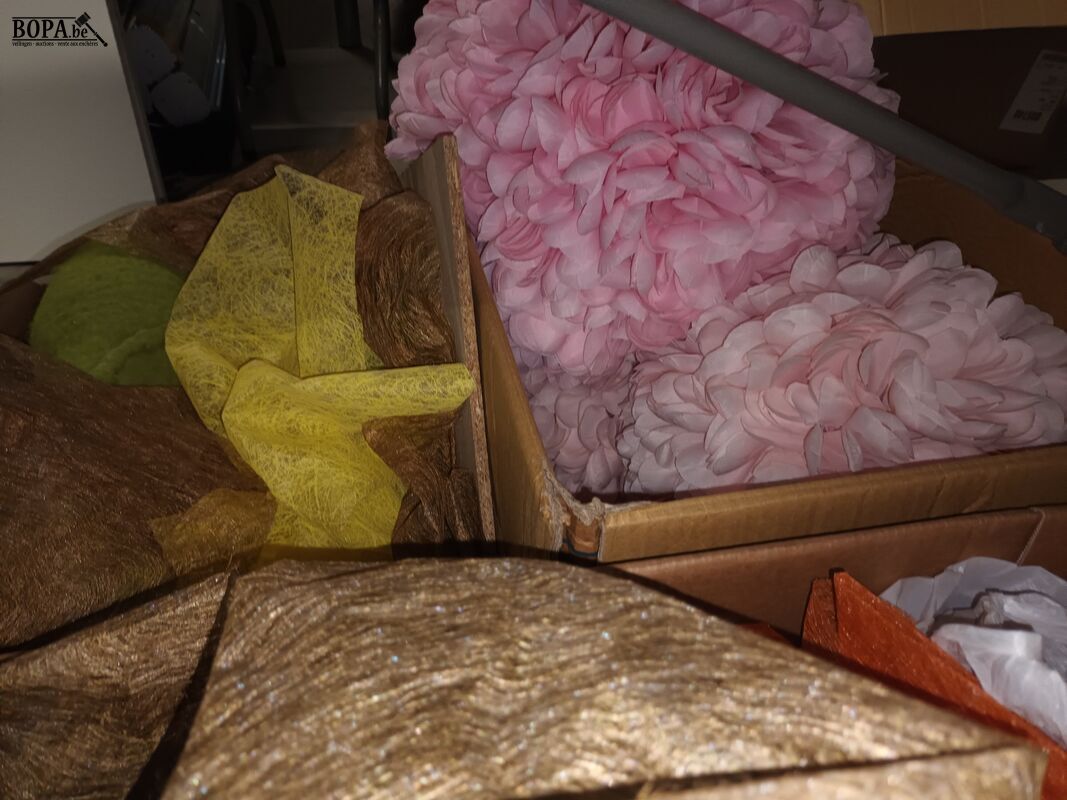 Kunstbloemen en deco stoffen. 4 dozen – foto 5 – kavel bij BOPA Auctions, Ieper