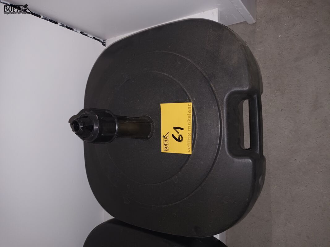 Pvc parasolvoet – foto 2 – kavel bij BOPA Auctions, Ieper