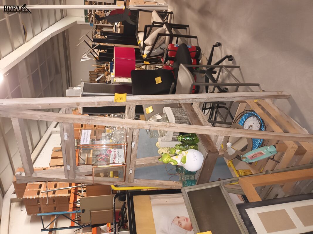 Houten rek in de vorm van een trapladder – foto 3 – kavel bij BOPA Auctions, Ieper