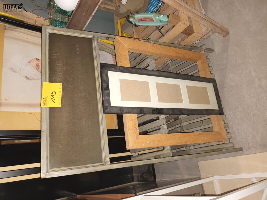 Houten rekje en kaders. 3 stuks – foto 2 – kavel bij BOPA Auctions, Ieper